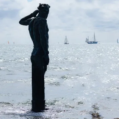 Vendée : après la polémique, la statue d’Ulysse est installée dans...