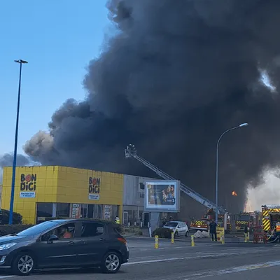 Important incendie d'un magasin Centrakor près de Nantes