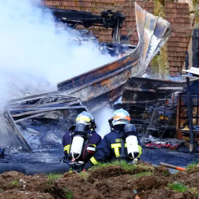 Un atelier de poterie détruit par un incendie sur les bords du lac...