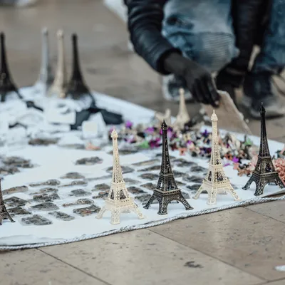 Paris : deux touristes américains attaqués avec des tours Eiffel...
