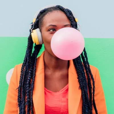 En mâchant des chewing-gums, on relâche des microplastiques dans la...