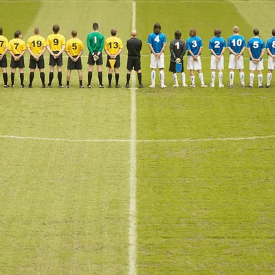Les footballeurs observent une minute de silence pour un ancien...