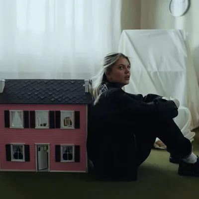 Louane dévoile le clip de "maman", sa chanson pour l'Eurovision !