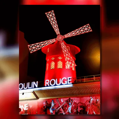 Les ailes du célèbre Moulin Rouge à Paris se sont effondrées