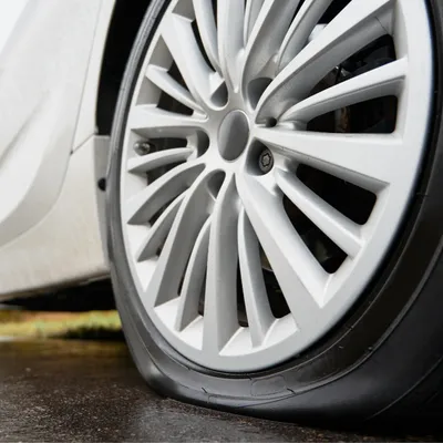 Bretagne : un policier municipal crevait les pneus des voitures