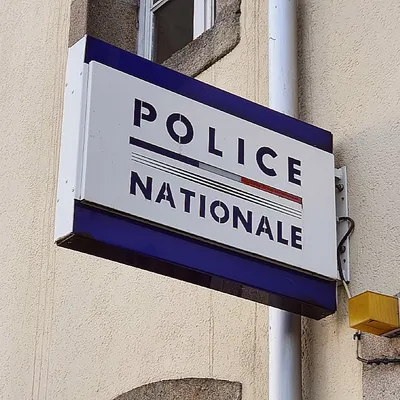 Fusillade dans un commissariat parisien, deux policiers grièvement...