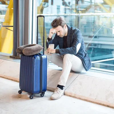 La veille de son voyage, il apprend qu’il est interdit de vol...