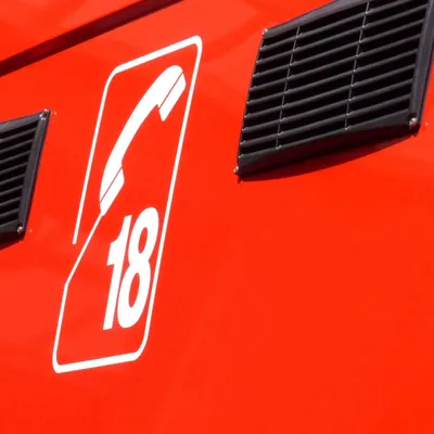 Une voiture termine sa course contre un lampadaire
