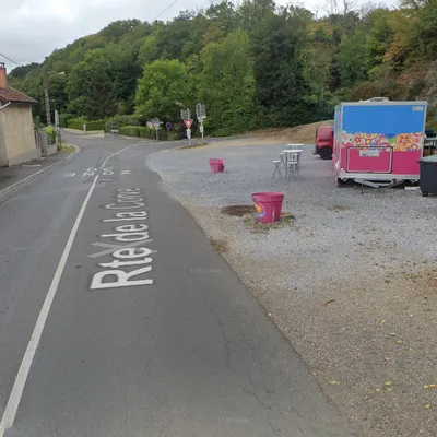 Une voiture percute un poteau à vive allure