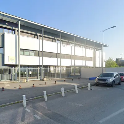 Un jeune de 17 ans agressé au couteau devant un lycée