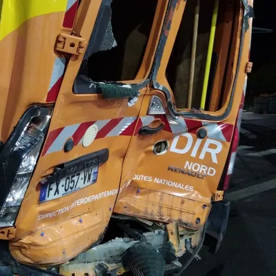 Un fourgon de la DIR Nord percuté par une camionnette