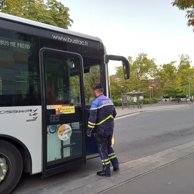 Les forces de l'ordre ont pris le bus