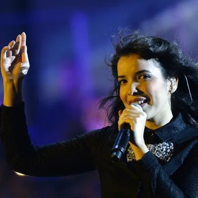 Le grand retour d'Indila à Paris fait vibrer internet