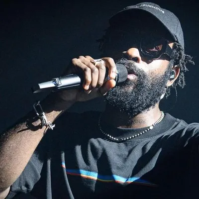 De la rue au succès : l'itinéraire de Damso, entre rejet familial...
