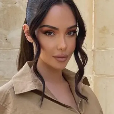 Nabilla choque les internautes en s'affichant avec un couteau sur...