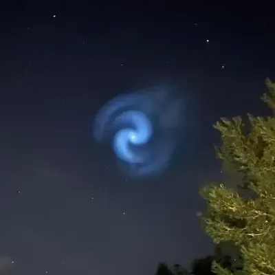 Le ciel français illuminé par une spirale bleue mystérieuse