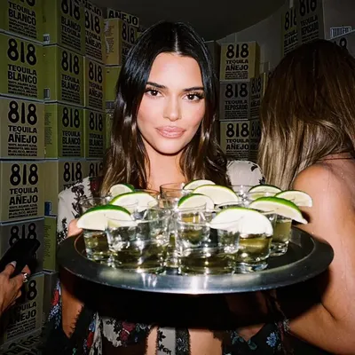 Découvrez pourquoi le Tequila 818 de Kendall Jenner fait scandale à...