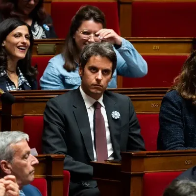 Gabriel Attal défend l'interdiction du voile pour les jeunes filles