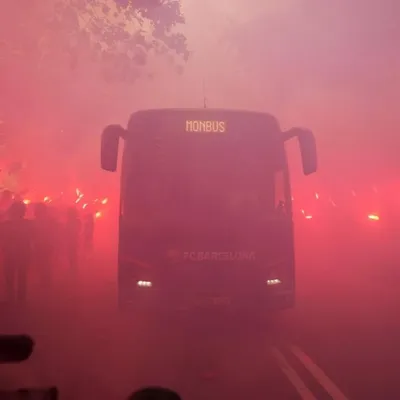 Les fans du Barca se trompent et attaquent leur propre bus !