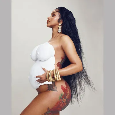 Cardi B répond à un commentaire lui demandant pourquoi elle...