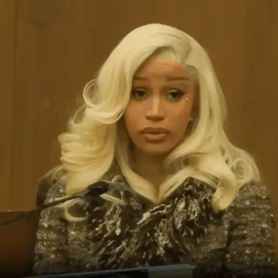 Cardi B accusée d’avoir griffé une vigile au visage : son procès...