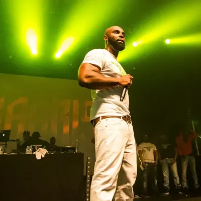 Kaaris fait face à un lancer de chaussure en concert et réagit avec...