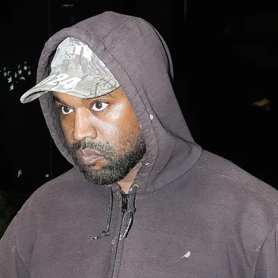 Kanye West s'en prend à un paparazi et lui arrache son téléphone !...