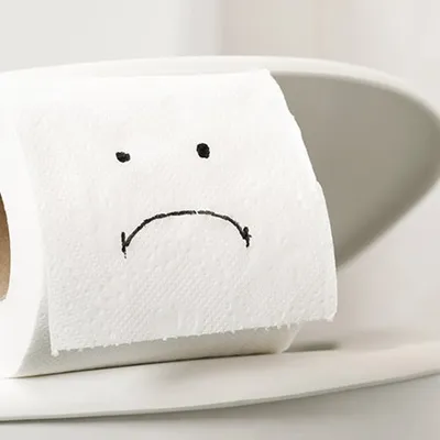 Dans les toilettes publiques le rouleau de papier peut cacher un...