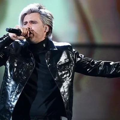 Orelsan : après une coupure de micro en plein concert il continue à...