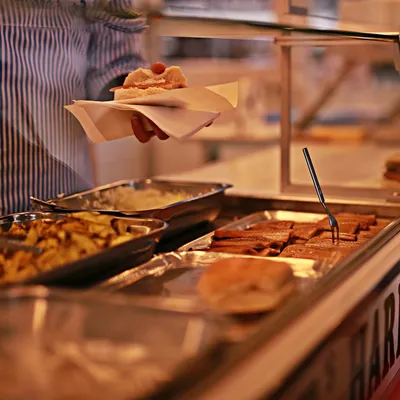 Enfants à jeun à l’école : la précarité alimentaire gagne du...