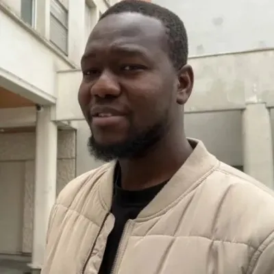 Suspendu dans le vide, Fousseynou Cissé sauve six personnes piégées...
