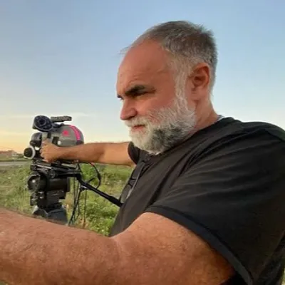 Karim Aïnouz, cinéaste brésilien d’origine algérienne, dévoile un...