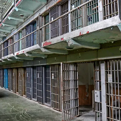 [ Société ] Des prisons françaises à bout de souffle :...