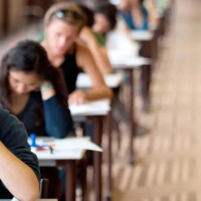 [ EDUCATION ] Baccalauréat 2025 : les candidats planchent sur...