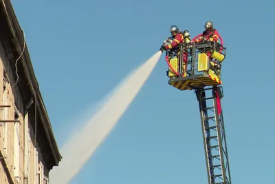 [ Société ] Incendie spectaculaire dans une menuiserie à Marseille