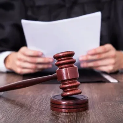 Une femme poursuivie pour avoir causé la mort de son fils de 6 ans...