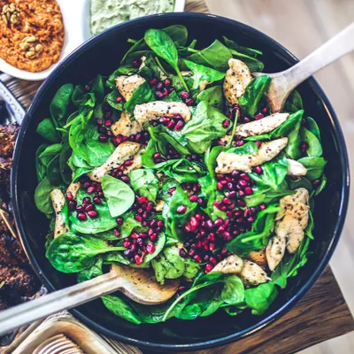 Salade d'épinards et blancs de poulets marinés