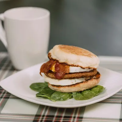 Sandwich anglais pour le brunch à la saucisse, œuf et bacon