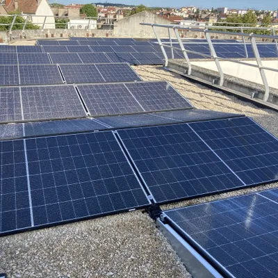 Des panneaux photovoltaïques sur le toit de la cité Henry Berger 