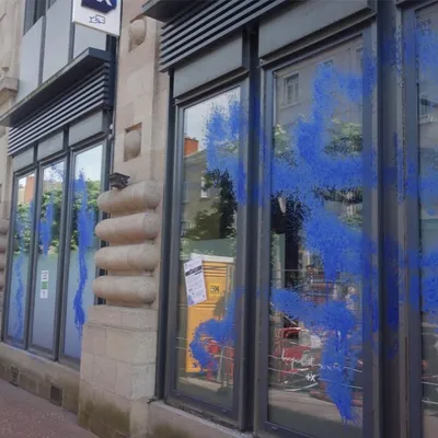 Une action d’Extinction Rebellion contre la Banque Populaire