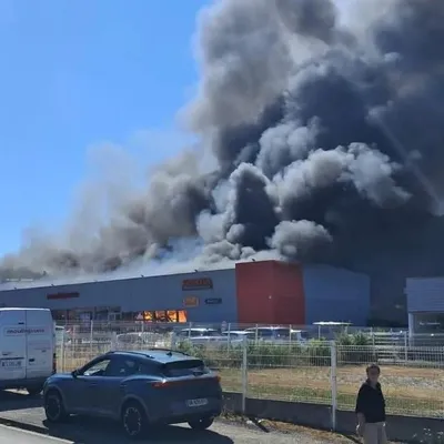  Incendie spectaculaire dans le magasin Moulinjeune de motoculture...
