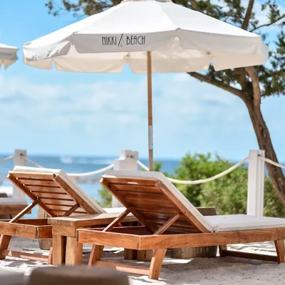 Nikki Beach Ibiza: El Epicentro del Chic Mediterráneo 