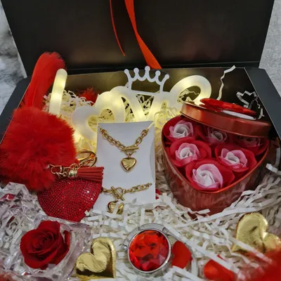 Gagne ton coffret cadeau glamour Red Valentino Box offert par...