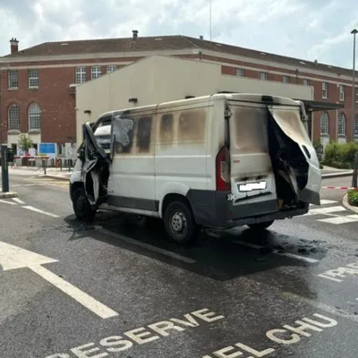 Une camionnette en feu devant l’hôpital de Reims