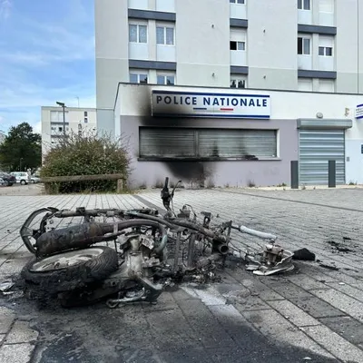 Un poste de police cible d'engins incendiaires