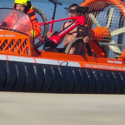 Un cycliste encerclé par la mer, sauvé par les sauveteurs de Berck