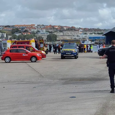 Un hommage aux victimes du naufrage de mardi au large de la Côte...