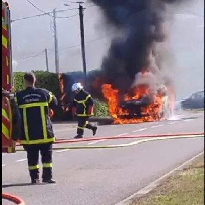 Blendecques : une voiture s'embrase en pleine rue