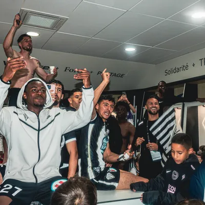 VIDEO. Angers Sco : la communion des joueurs et du public après le...