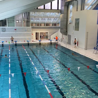 Regarder un film dans la piscine de Nautiland